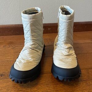 Bogs White and Black Winter Boots